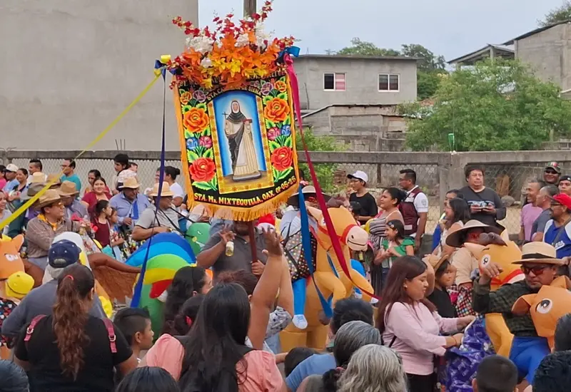 La festividad incluye misa, procesiones y pirotecnia.
