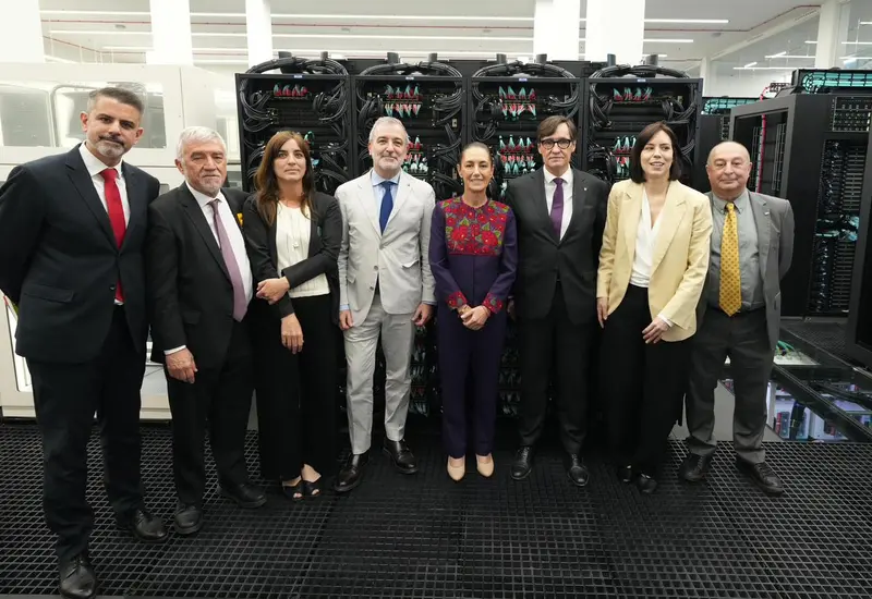La Presidenta visitó el Centro Nacional de Supercomputación.