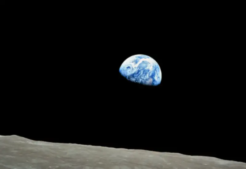 El halo azul evidencia la fragilidad del sistema terrestre.