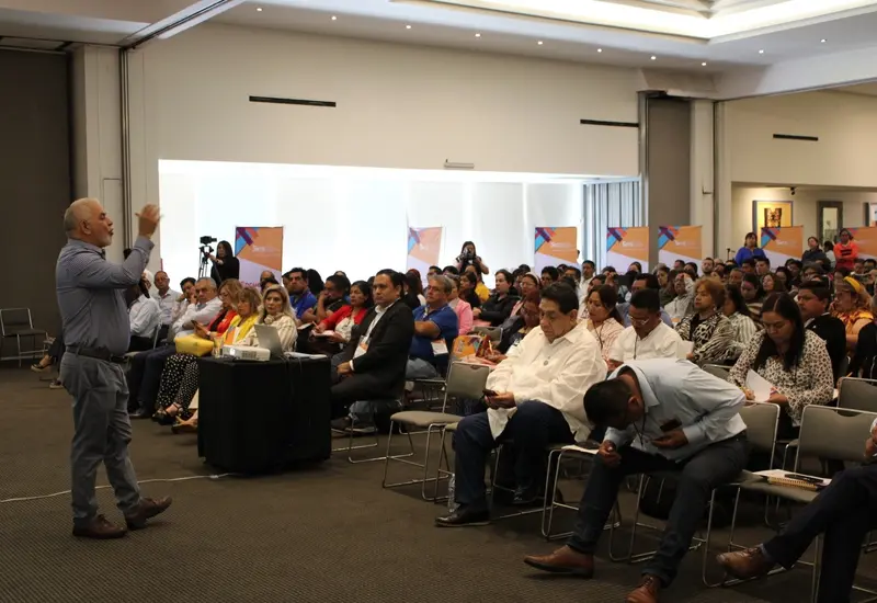 Participaron especialistas en formación y desarrollo educativo.