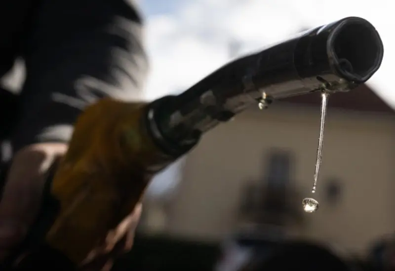 La medida reduce la oferta global y presiona los precios energéticos.