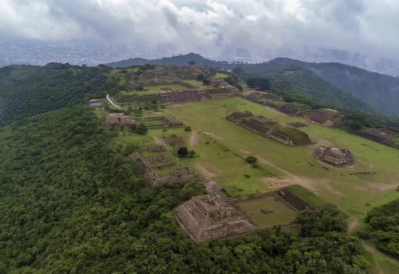 Refuerzan seguridad en zonas turísticas de Oaxaca tras ataque en Teotihuacán.