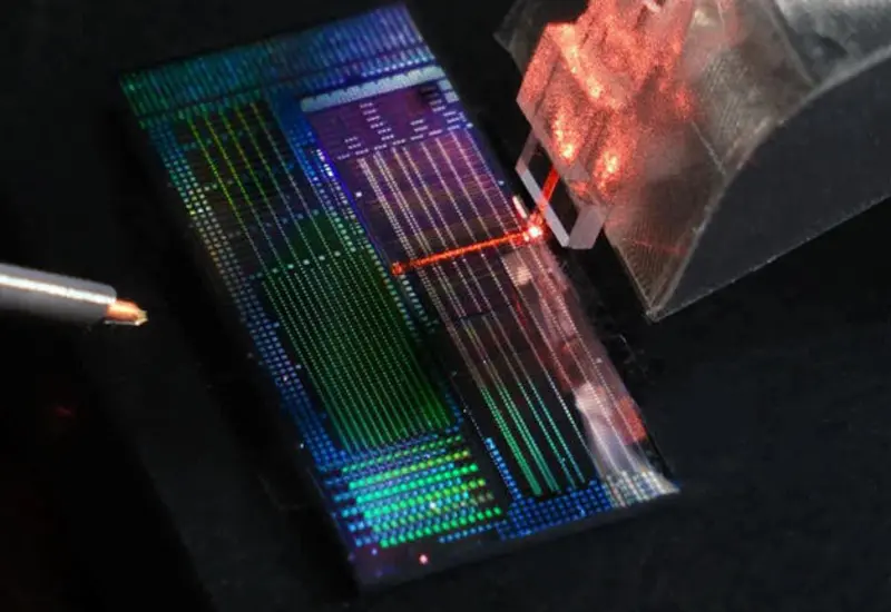 El láser en chip opera qubits y relojes atómicos a temperatura ambiente.
