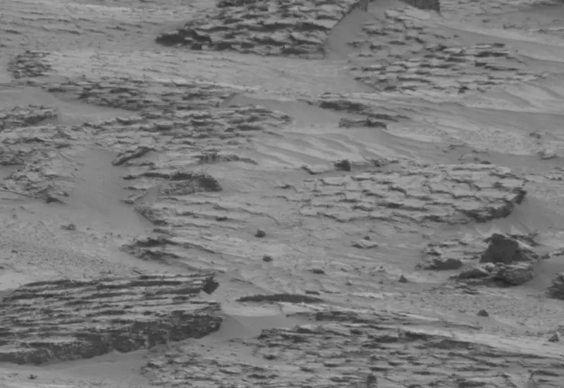 revela imágenes impactantes de rocas con patrones nunca vistos en Marte.