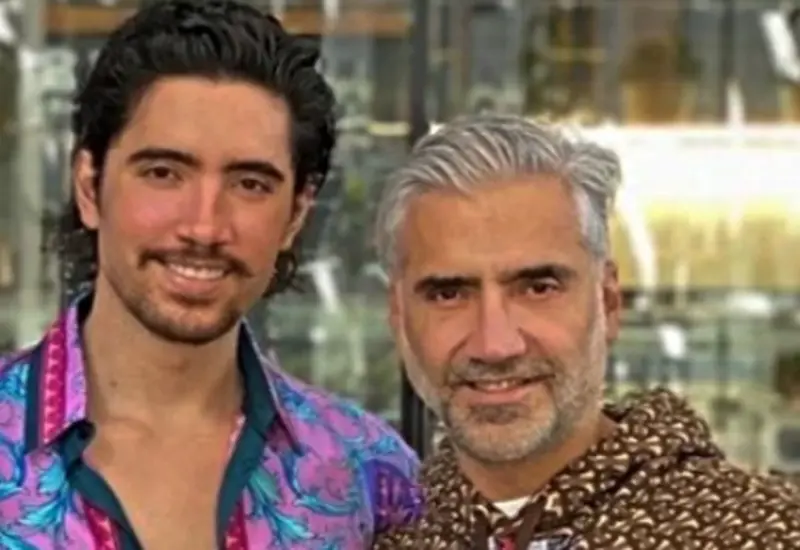 Versiones apuntan a una relación más fría entre Alex y su padre.