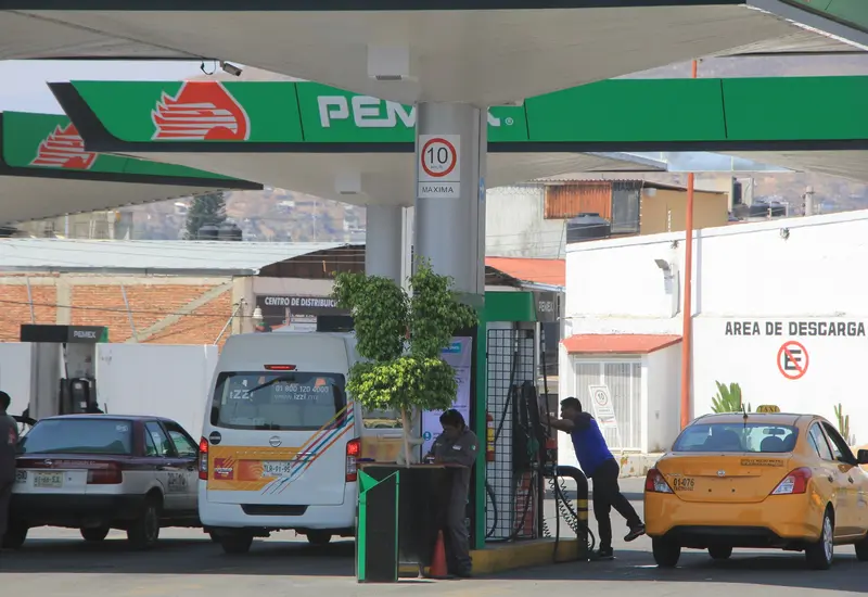 Van por vigilancia permanente en gasolineras ante volatilidad del petróleo.