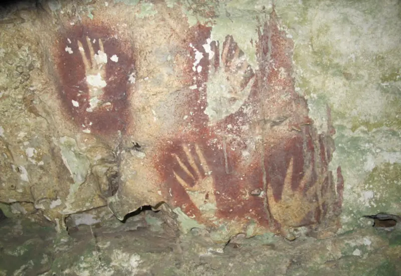 Una silueta de mano en Indonesia supera los 67 mil años de antigüedad.