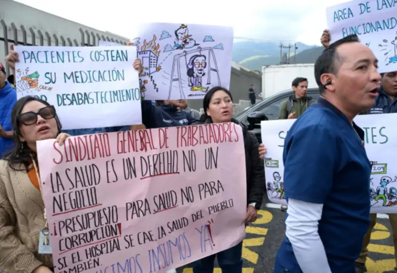 Médicos y pacientes protestaron a las afueras de un hospital.