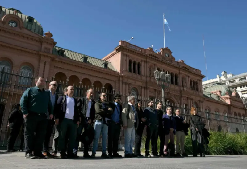 La decisión impacta a cerca de cincuenta periodistas.