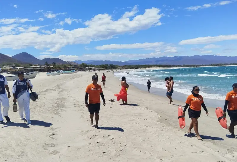 Refuerzan seguridad en playas de Oaxaca.