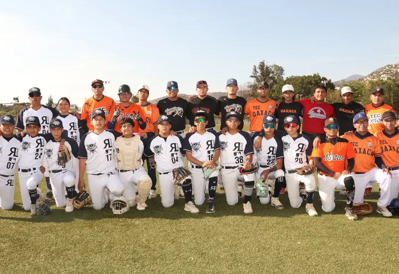 Los dos equipos, el ITO y R-Luna, en la foto del recueerdo.