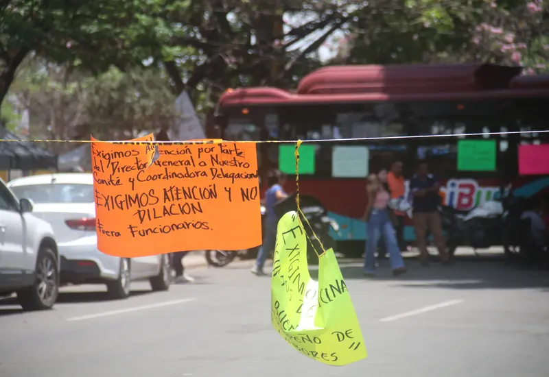 Rompen diálogo y mantienen bloqueo en Oaxaca; usuarios enfrentan complicaciones.