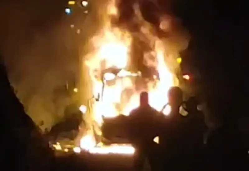El fuego consumió en su totalidad el autobús.