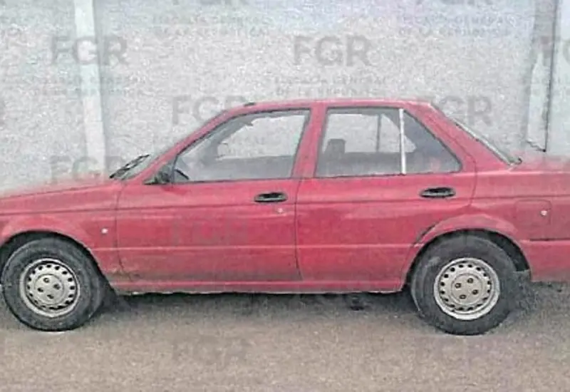 El vehículo Nissan Tsuru en el que eran trasladados los migrantes.
