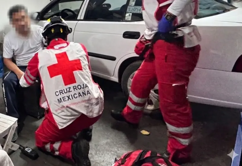 Paramédicos de Cruz Roja auxiliaron al lesionado.