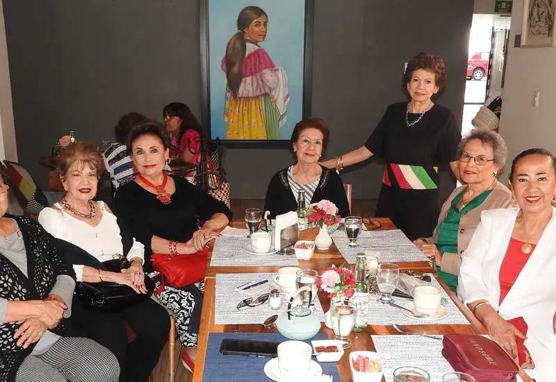 Mary Marichalar, Leonor Ballesteros de Hurtado,  Irene Rodríguez de Díaz, Juanita Gómez, Marian Topete, Olga Farret y Sol Álvarez.