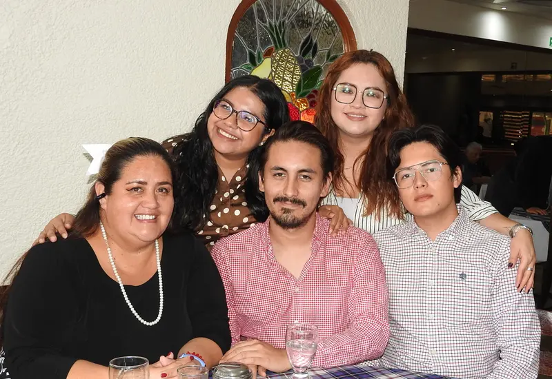 Mario Eduardo Vásquez Torres (al centro) festejó su cumpleaños en la hermosa compañía de Ivette López, Sandra Camacho, Mayra Pérez y Érick Barajas.