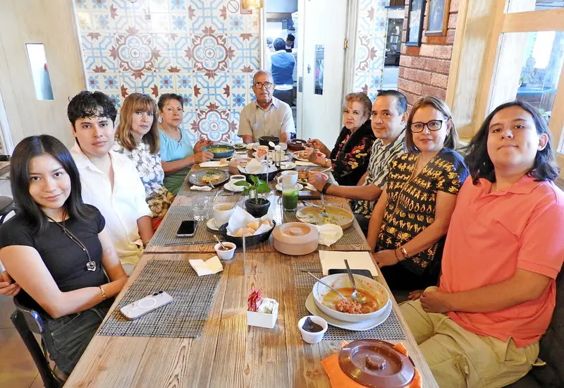 Angy Calvo y Eloy Guillermo (lado derecho, al centro) celebraron 29 años de matrimonio en la hermosa compañía de su familia.