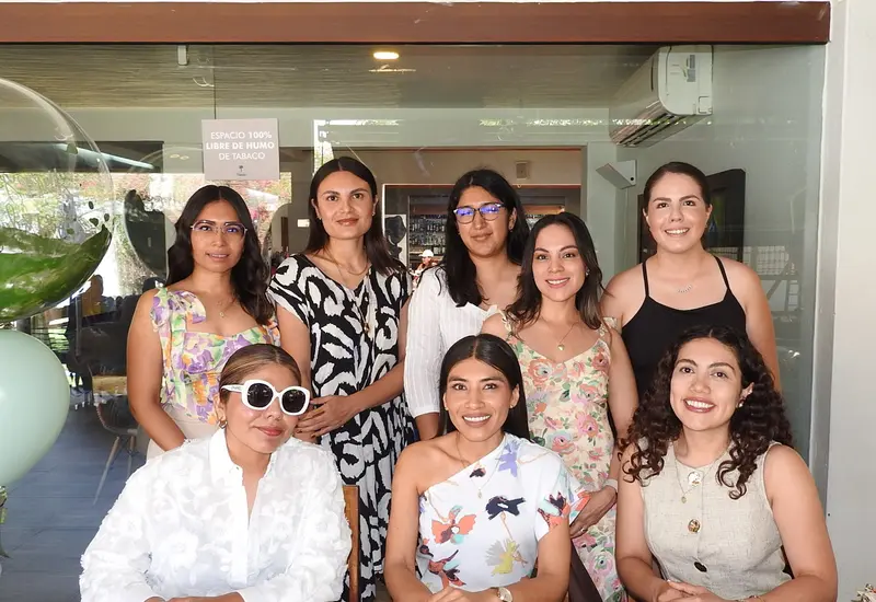 Alejandra Vázquez (sentada al centro) festejó su cumpleaños en compañía de Shunashi, Mafe, Fernanda, Lu, Luz, Faby y Perpetua.