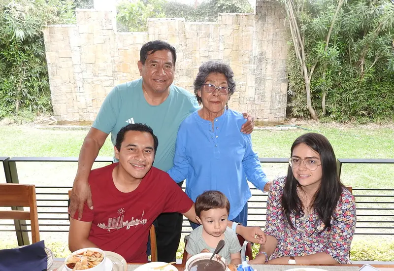 Miguel Ángel Hernández (papá e hijo) el pequeño Miguelito, Marianita y Olvido Luis.