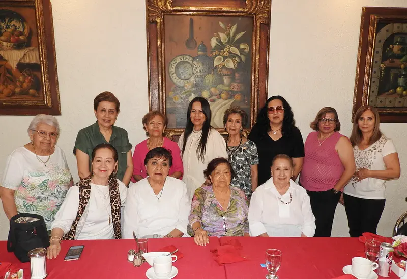 Silvia Martínez Álvarez (del lado izquierdo con blusa rosa) festejó la llegada de un año más de vida, rodeada del cariño de sus familiares y mejores amigas.