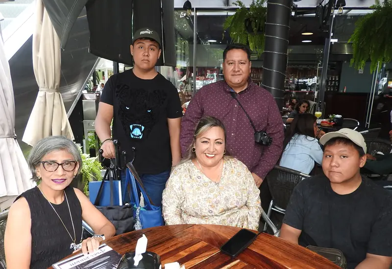 Marisol Altamirano, la maestra Gisela Vega, Óscar Fernando Jaimes, Alexis Josué Jaimes y Josué Iván Jaimes.