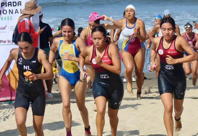 Rubí Pérez y Argelia Pérez saliendo de la prueba de natación