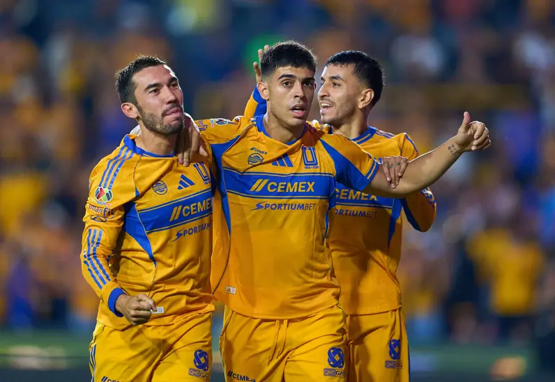 Tigres le puso freno de mano al líder Chivas, al golearlo 4-1