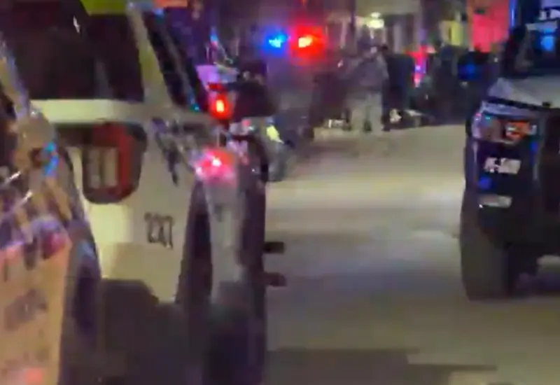 Dos sujetos quedaron detenidos tras atacar a balazos a policías en la prolongación de Galeana, en la ciudad de Oaxaca.
