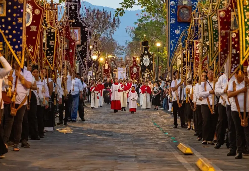 Oaxaca celebra la Procesión del Silencio sin incidentes y con miles de espectadores.