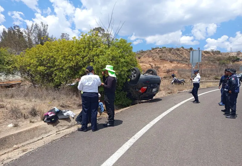 Volcadura en Nochixtlán deja 2 heridos.
