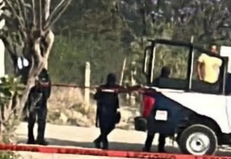 Con disparos y narcomensaje localizan cuerpo sin vida de joven en Oaxaca.