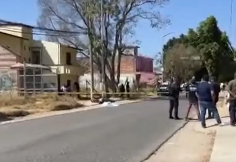 Motociclista adolescente atropella a pareja de adultos mayores; uno fallece.