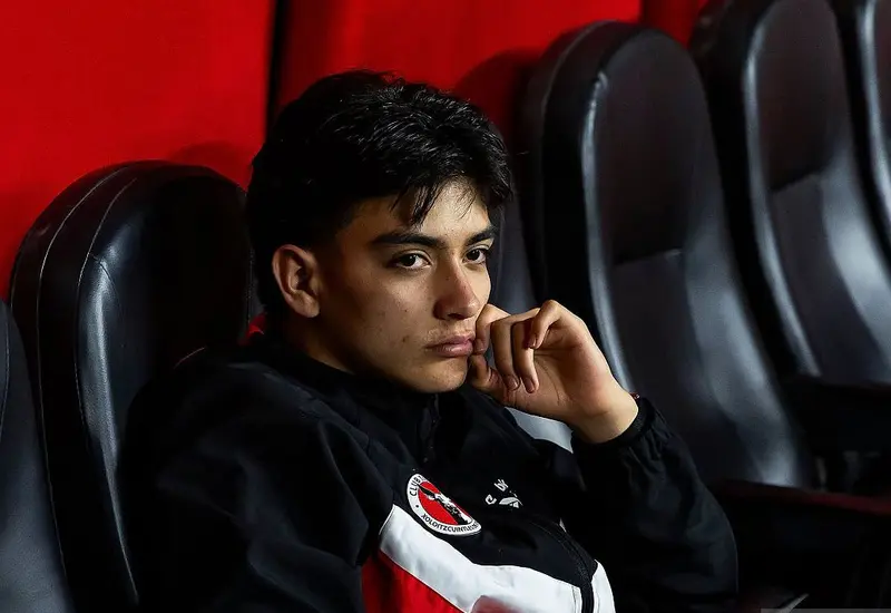 Los futbolistas Gil Mora y Erik Lira, jugadores mexicanos que han despertado el interés de varios grandes equipos de fútbol en Europa.