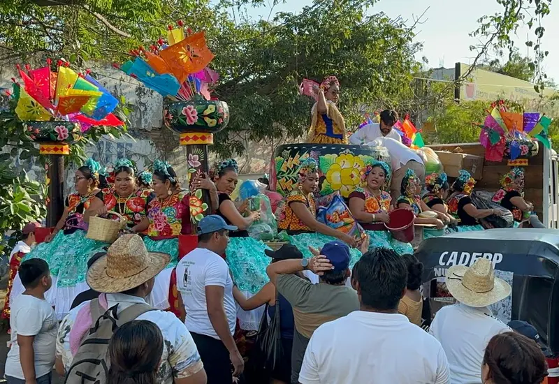Una escena llena de color y tradición durante el inicio de las festividades de las Regadas de Frutas en las calles de Juchitán.