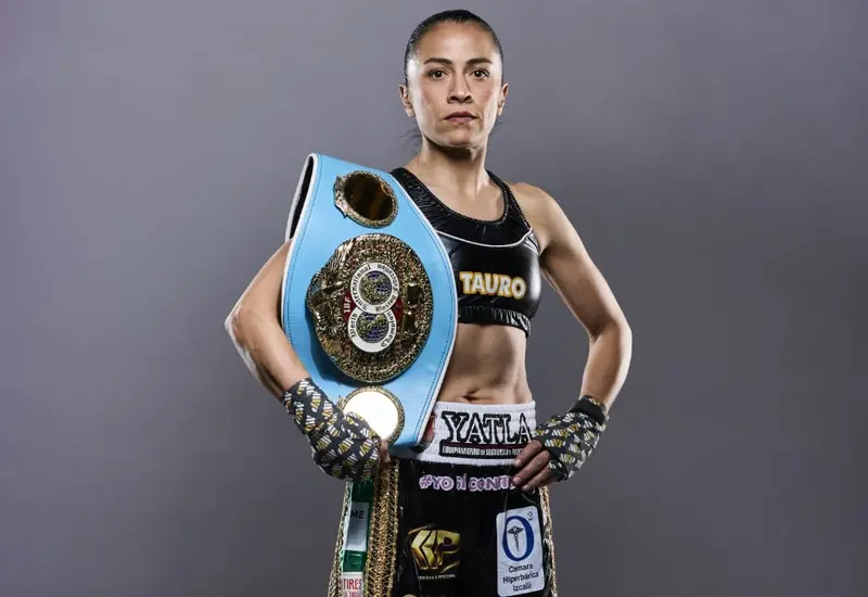 La boxeadora Irma García celebra tras refrendar su título y retener el campeonato mundial de la categoría de peso supermosca.