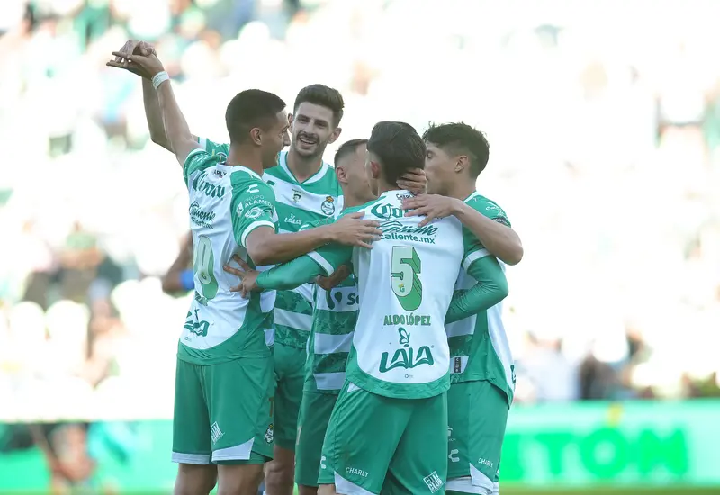 Jugadores de Santos Laguna en acción durante el partido donde golearon 3-0 a Monterrey en la jornada final del torneo Clausura 2026.