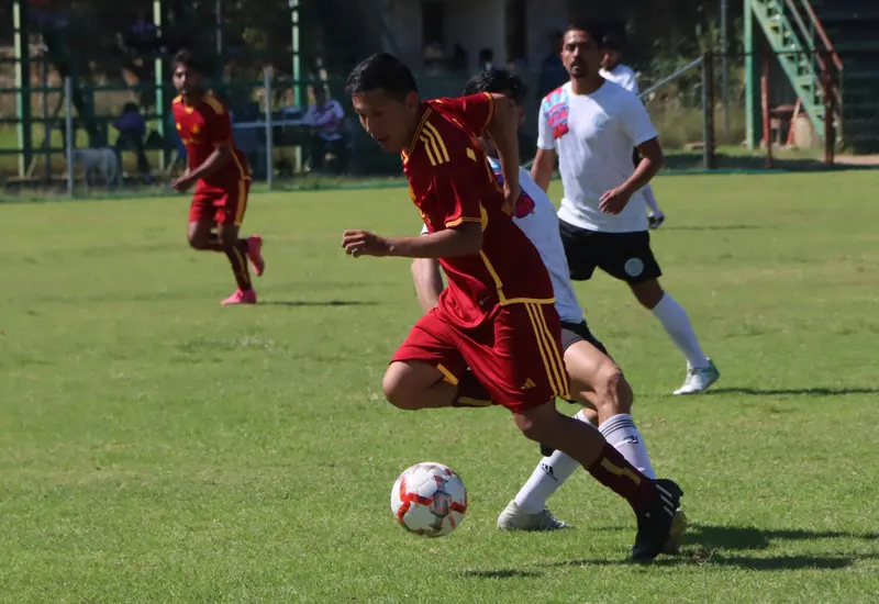 Acción del torneo de futbol varonil en Tlacotepec Plumas, donde los equipos compiten por un premio de 60 mil pesos.