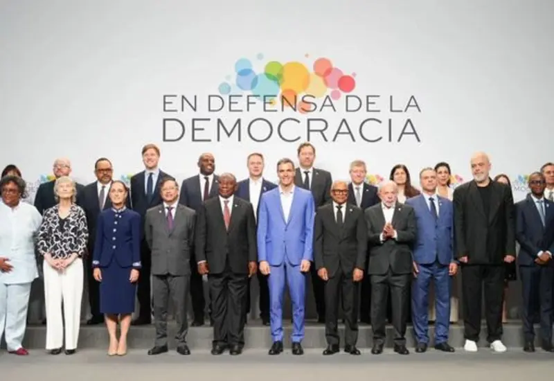 Presidenta invita a que México sea sede de la Cumbre por la Democracia en 2027.