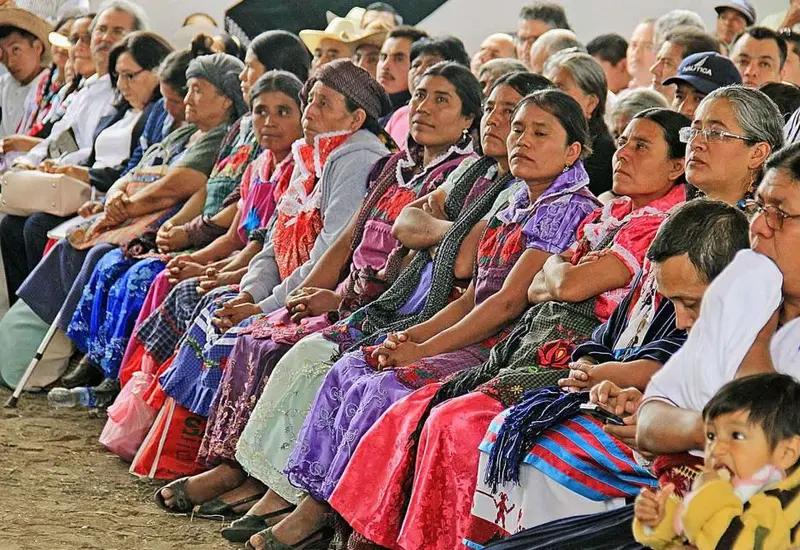 Mujeres participan en la vida política y comunitaria.