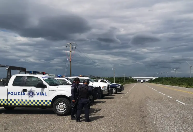 Restringen el paso a unidades de carga con cajas vacías en una carretera del Istmo de Tehuantepec por la alerta de vientos violentos.