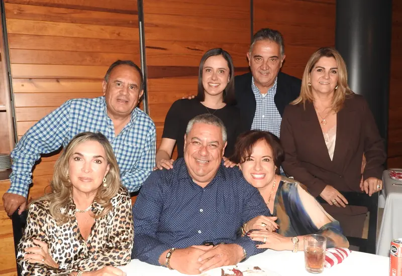 Pepe Tovar celebra su cumpleaños rodeado por su esposa Ana Méndez, su hija Ana Laura y un grupo de amigos durante una reunión.