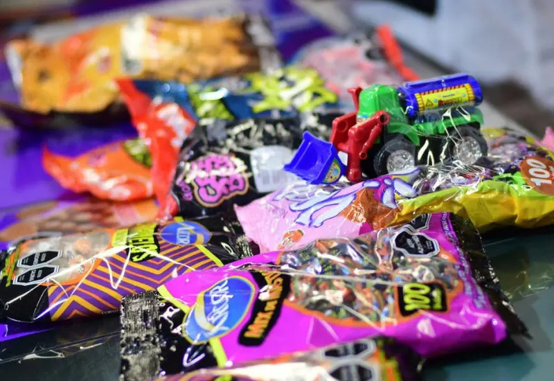Una variedad de dulces y golosinas coloridas que ilustra la recomendación del IMSS de moderar su consumo para evitar problemas de salud.