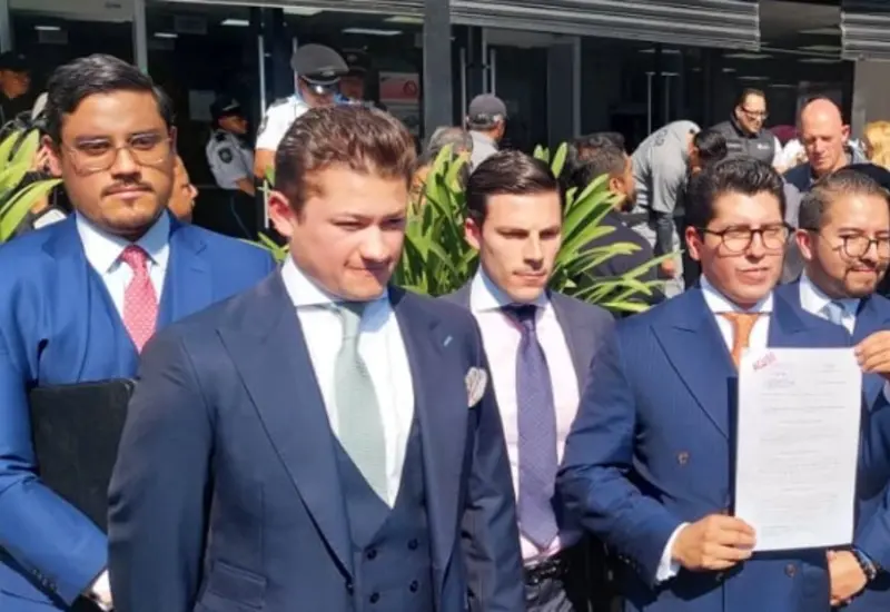 Un grupo de abogados presenta formalmente una denuncia ante las oficinas de la FGR en contra de empresas y funcionarios por un descarrilamiento.