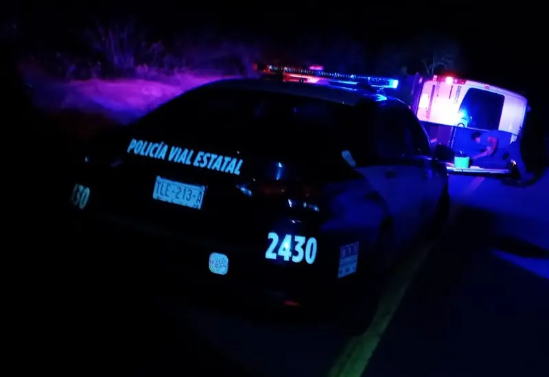 Un vehículo siniestrado tras el accidente ocurrido en la carretera federal 135, en el tramo que conecta Teotitlán de Flores Magón y Cuicatlán.