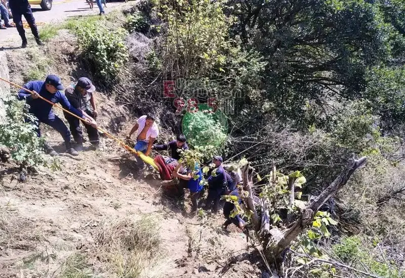 Escena del fatal accidente vehicular ocurrido en la carretera Huautla-Teotitlán, en la Sierra mazateca, que dejó un saldo de un muerto y un herido.