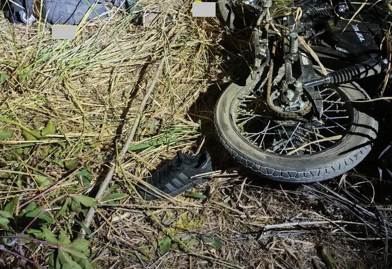 Escena del trágico accidente en La Ciénega, Zimatlán, donde dos hermanos perdieron la vida tras derrapar en su motocicleta.