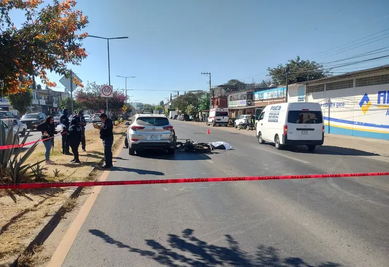 Escena de un accidente vial fatal involucrando a un motociclista, un percance causado comúnmente por exceso de velocidad e imprudencia.