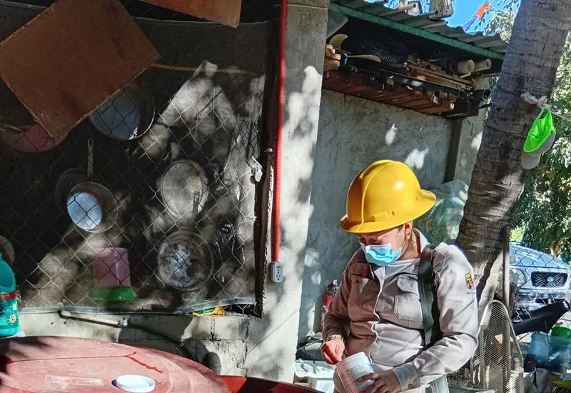 Personal de salud realizando labores de fumigación y prevención contra el dengue en una colonia de Tuxtepec, tras el reporte del primer caso.