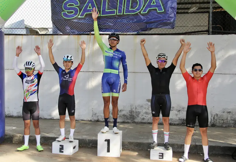 El deportista Alexander Ordóñez celebra en el podio de la categoría élite tras obtener el triunfo en la competencia.